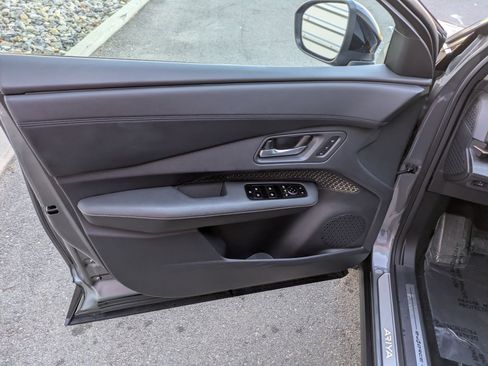 Used 2023 Nissan Ariya AWD image 14