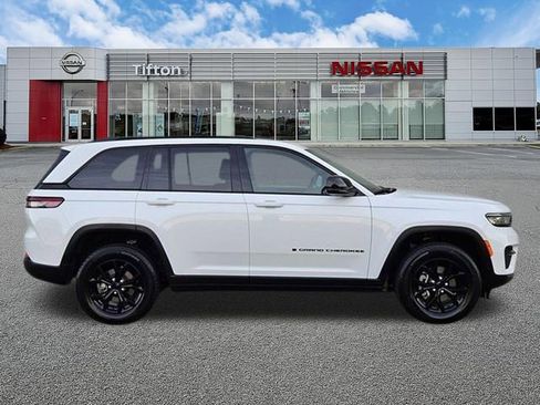 Used 2025 Jeep Grand Cherokee Altitude AWD/4WD image 3