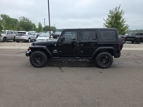 Used 2014 Jeep Wrangler Unlimited Sahara AWD/4WD image 4