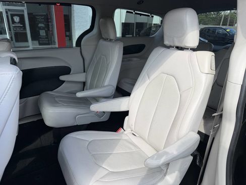 Used 2018 Chrysler Pacifica Touring-L Plus FWD image 21