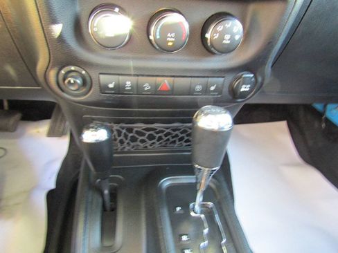 Used 2017 Jeep Wrangler Unlimited Sahara AWD/4WD image 18