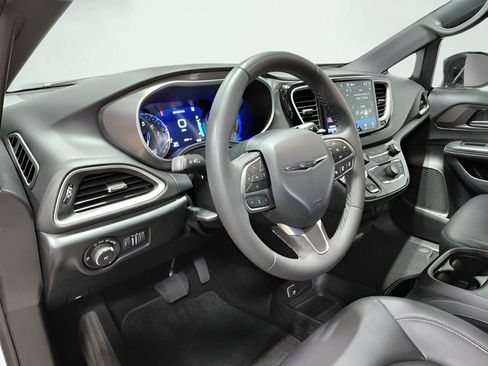 Used 2025 Chrysler Pacifica Select FWD image 23