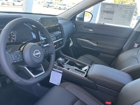 New 2025 Nissan Pathfinder SL image 10