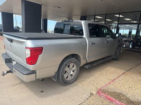 Used 2017 Nissan Titan SV RWD image 5