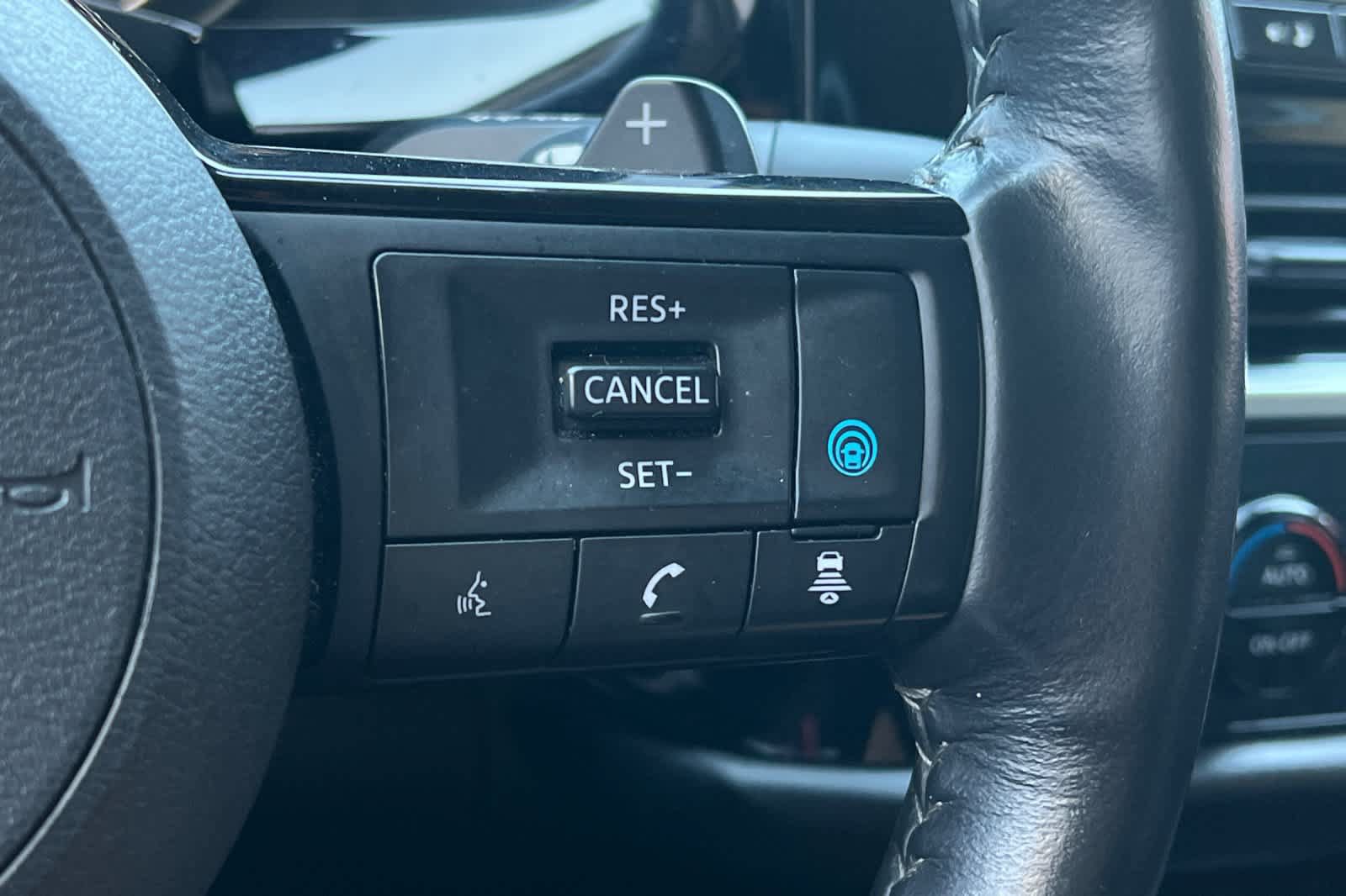 Used 2025 Nissan Pathfinder SL FWD image 31