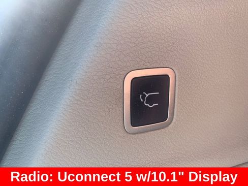 Used 2023 Chrysler Pacifica Touring-L FWD image 13