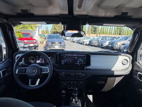 Used 2025 Jeep Wrangler Unlimited Sahara AWD/4WD image 32