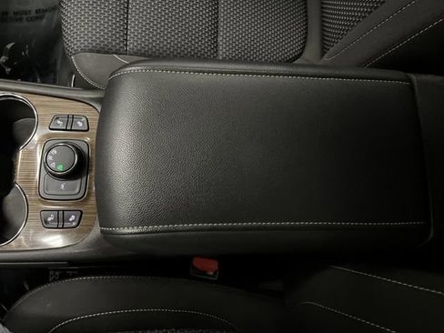 Used 2023 GMC Acadia SLE image 21