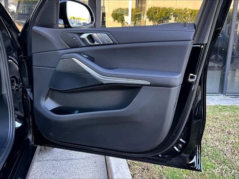 Used 2022 BMW X7 xDrive40i w/ Parking Assistance Package image 22