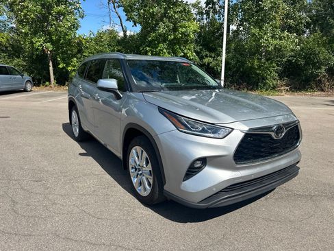 Used 2025 Toyota Highlander Limited AWD/4WD image 3