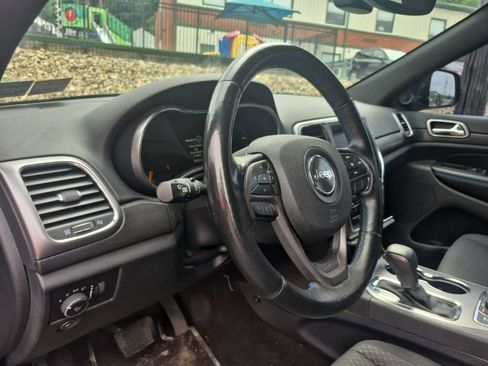 Used 2018 Jeep Grand Cherokee Laredo AWD/4WD image 10