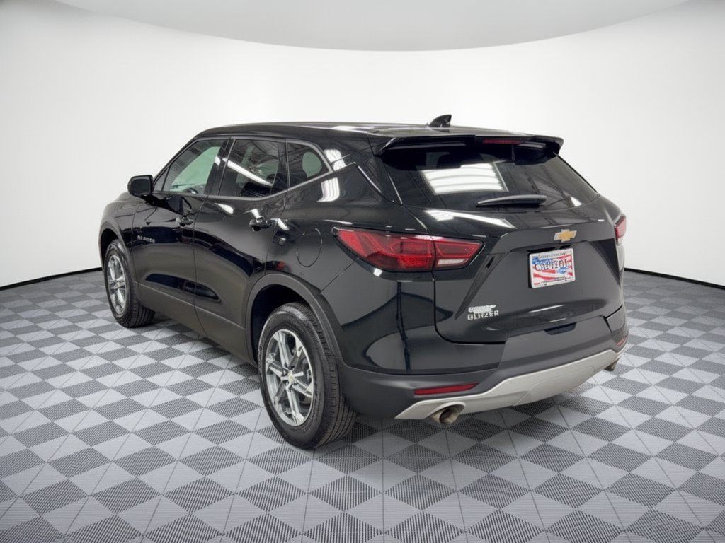Used 2025 Chevrolet Blazer LT FWD image 3