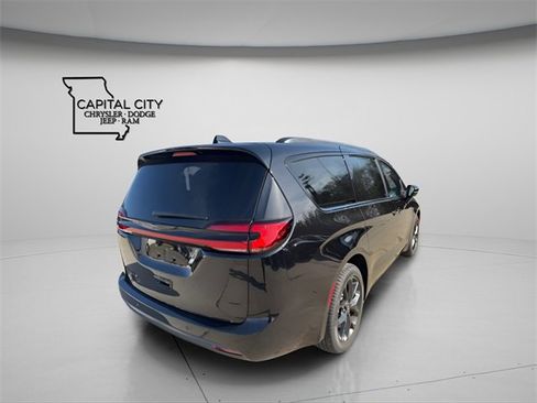 New 2026 Chrysler Pacifica Select w/ S Appearance Package image 9