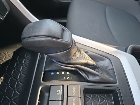 Used 2021 Toyota RAV4 LE image 21