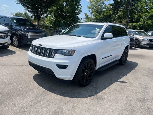 Used 2022 Jeep Grand Cherokee Laredo X RWD image 3
