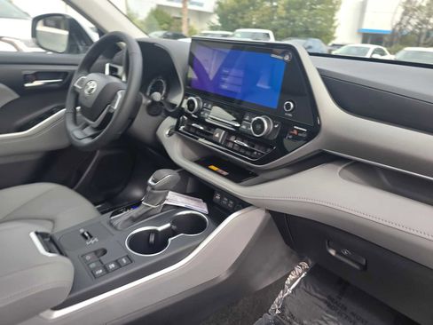 New 2026 Toyota Highlander XLE image 12
