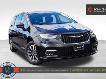 Used 2024 Chrysler Pacifica Select