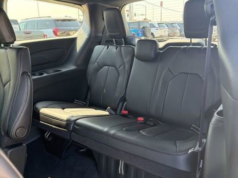 New 2026 Chrysler Pacifica Select image 17