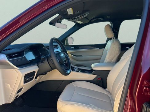 New 2025 Jeep Grand Cherokee Limited w/ Black Appearance Package image 25