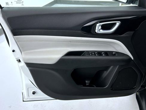 Certified 2025 Jeep Compass Limited image 9