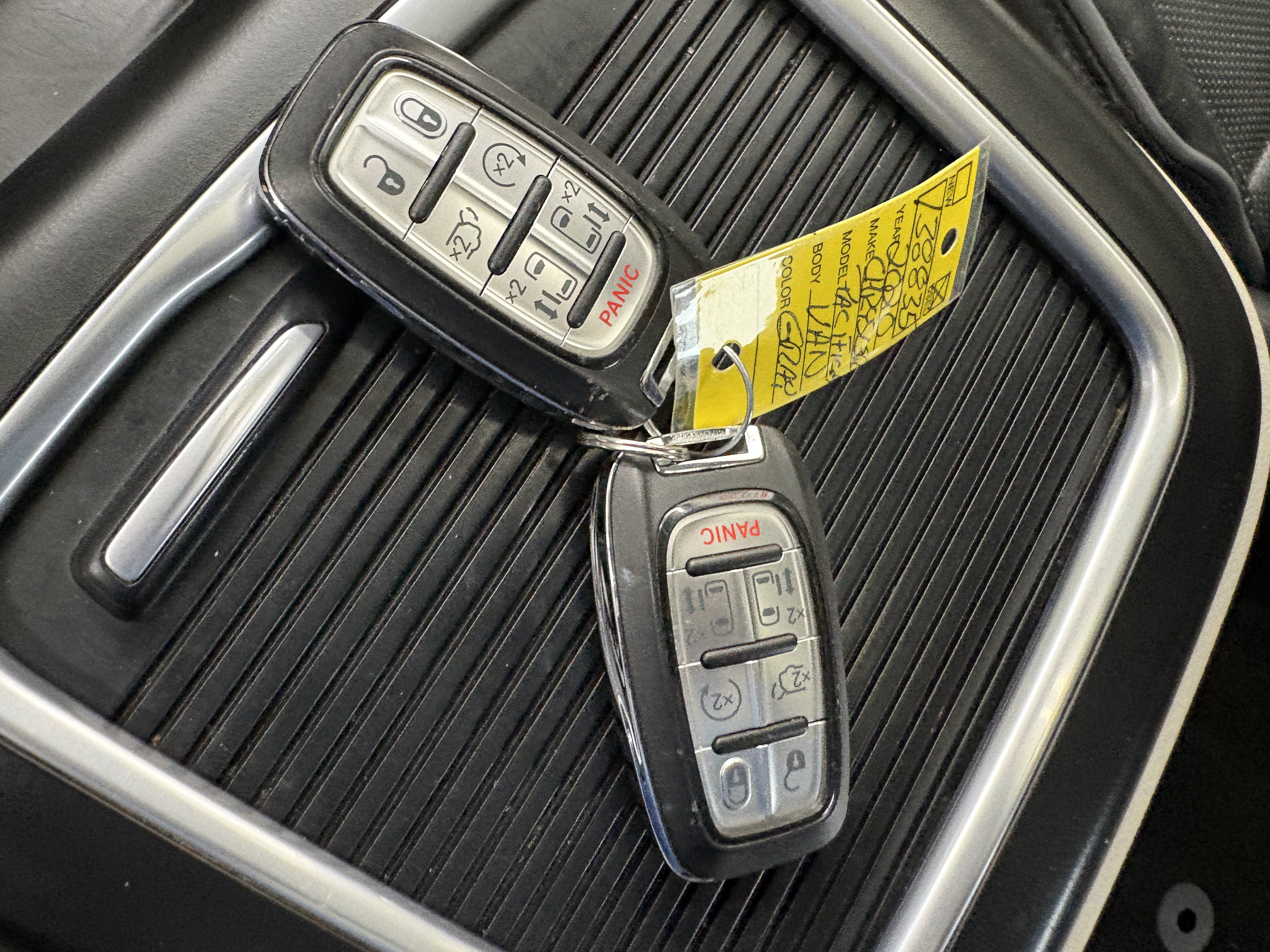 Used 2020 Chrysler Pacifica Limited w/ Advanced Safetytec Group FWD image 33