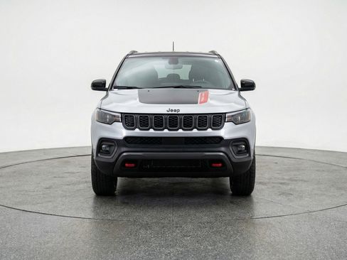 Used 2025 Jeep Compass Trailhawk AWD/4WD image 2