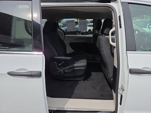 Used 2018 Chrysler Pacifica L FWD image 26