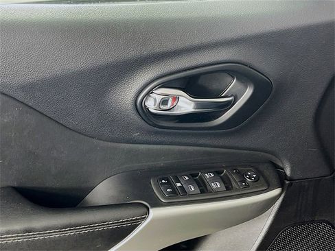 Used 2022 Jeep Cherokee Latitude w/ Trailer Tow Group image 18