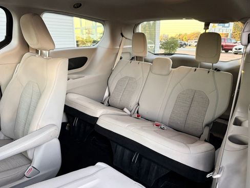 Used 2018 Chrysler Pacifica Touring Plus FWD image 21