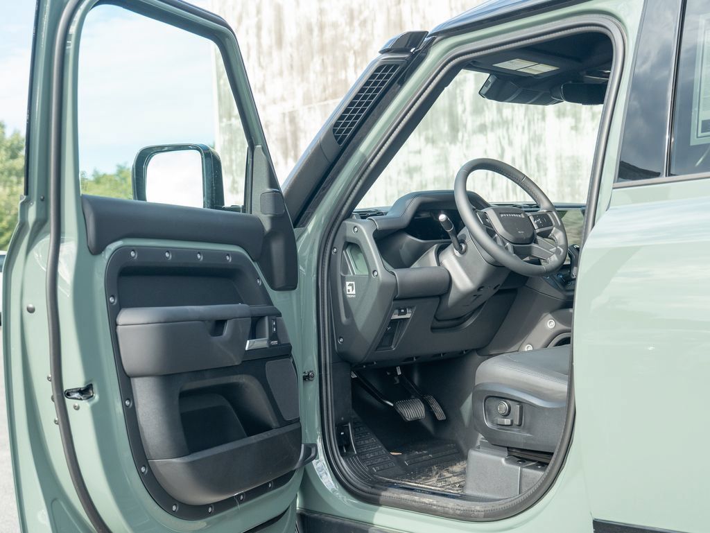 New 2026 Land Rover Defender 110 AWD/4WD image 10