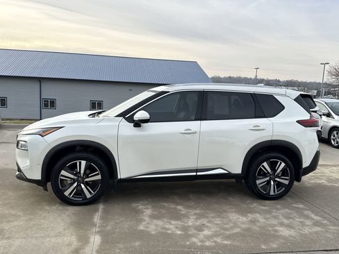 Used 2023 Nissan Rogue SL w/ SL Premium Package image 3