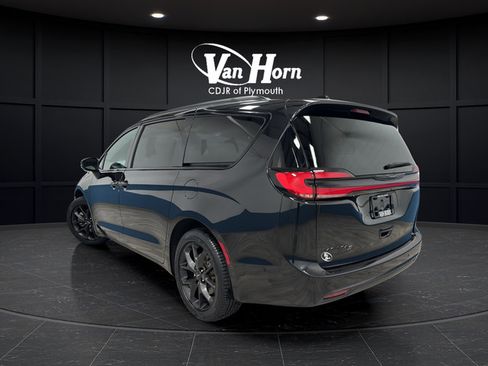 Used 2023 Chrysler Pacifica Touring-L w/ Uconnect Theater Family Group AWD/4WD image 5