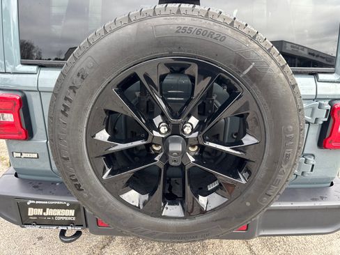 Used 2025 Jeep Wrangler Sahara image 18