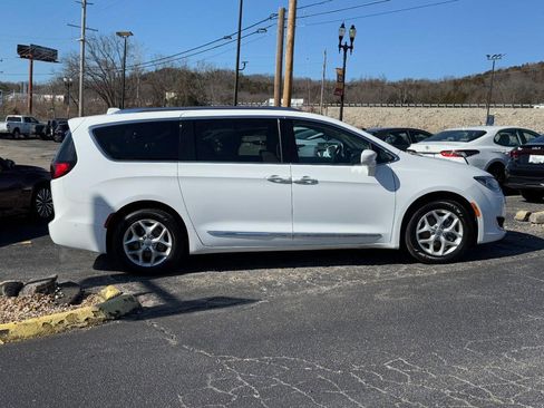Used 2017 Chrysler Pacifica Touring-L Plus w/ Advanced Safetytec Group image 2