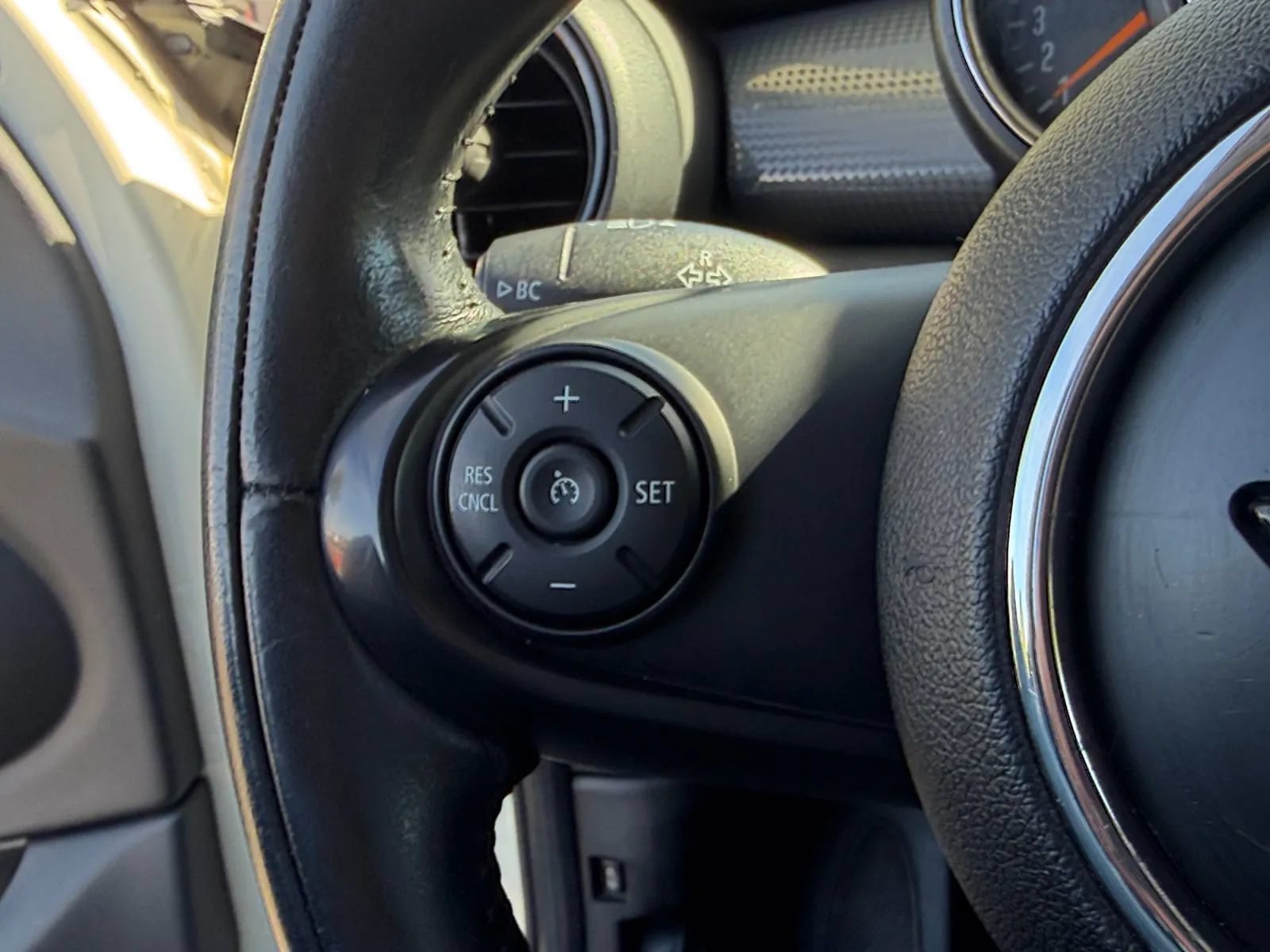 Used 2016 MINI Cooper 4-Door Hardtop w/ Media Package FWD image 22