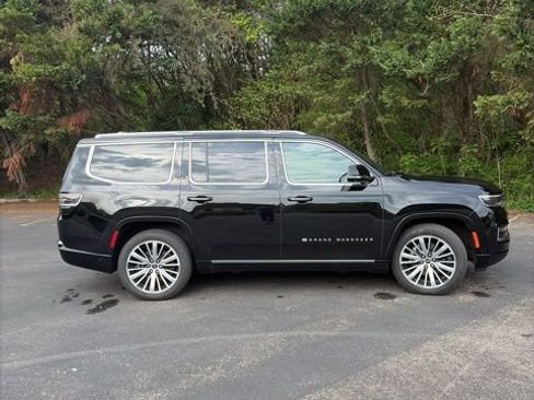 Used 2024 Jeep Grand Wagoneer Series III w/ HD Trailer Tow Package AWD/4WD image 5