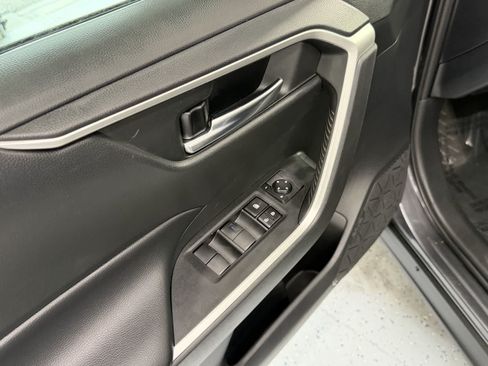 Used 2019 Toyota RAV4 XLE w/ Convenience Package FWD image 14