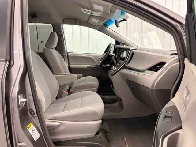 Used 2017 Toyota Sienna L FWD image 11