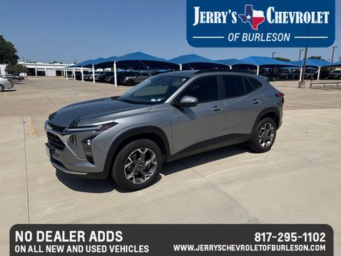 Used 2025 Chevrolet Trax LT w/ Driver Confidence Package FWD image 1