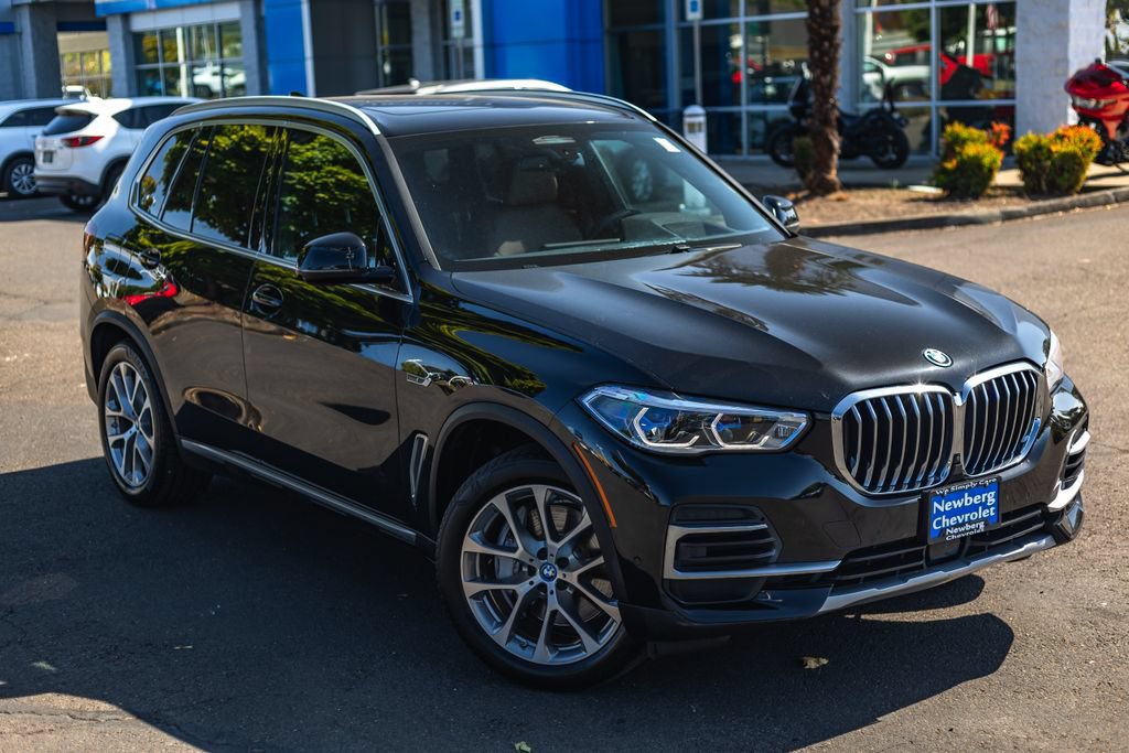 Used 2022 BMW X5 xDrive45e w/ Executive Package AWD/4WD image 2