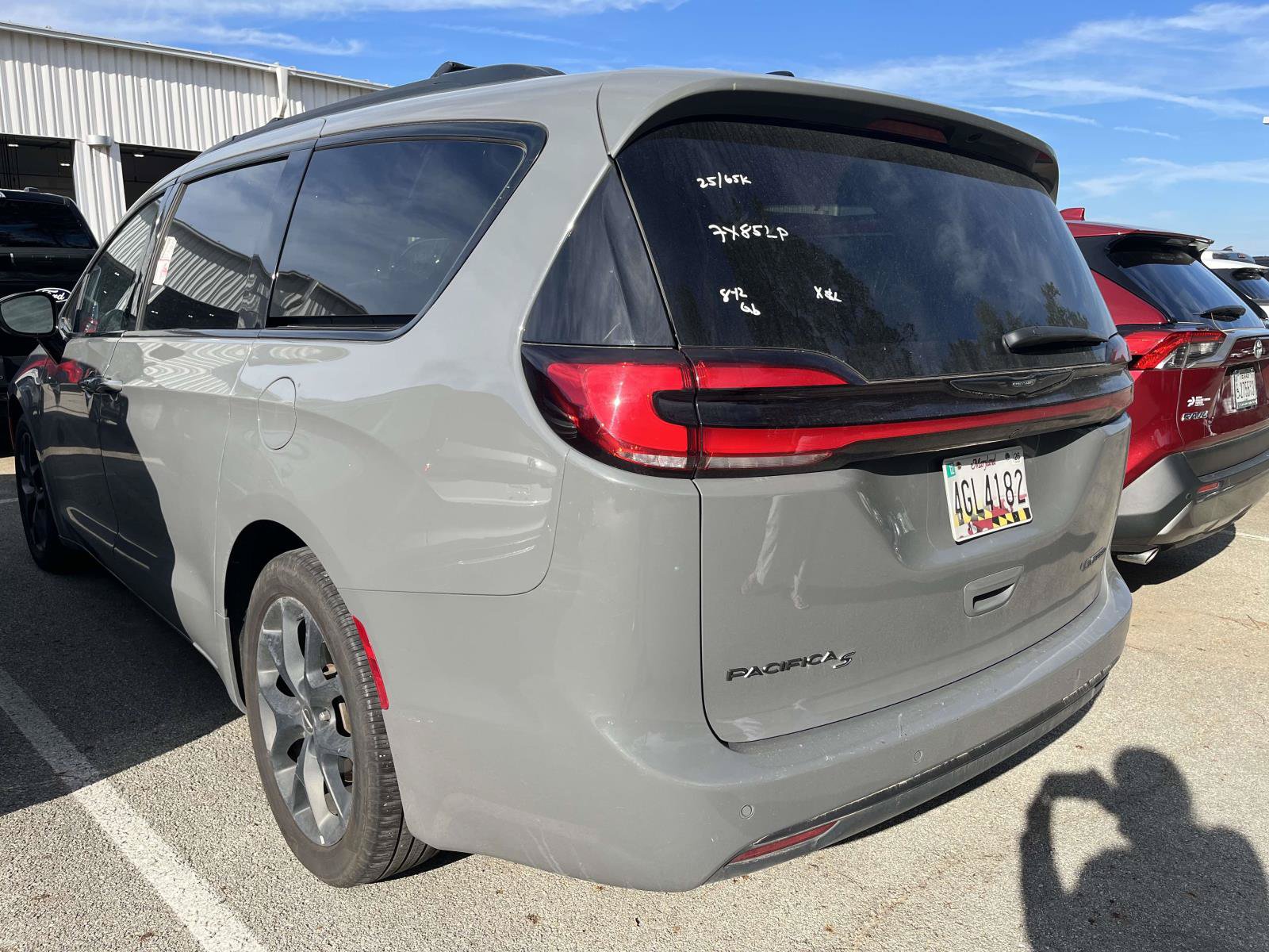 Used 2025 Chrysler Pacifica Limited FWD image 6