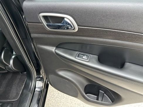 Used 2018 Jeep Grand Cherokee Altitude AWD/4WD image 15