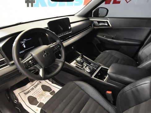 Used 2023 Mitsubishi Outlander SE Black Edition image 11