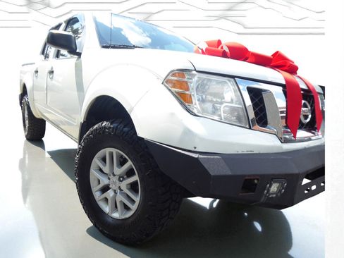 Used 2016 Nissan Frontier SV image 1