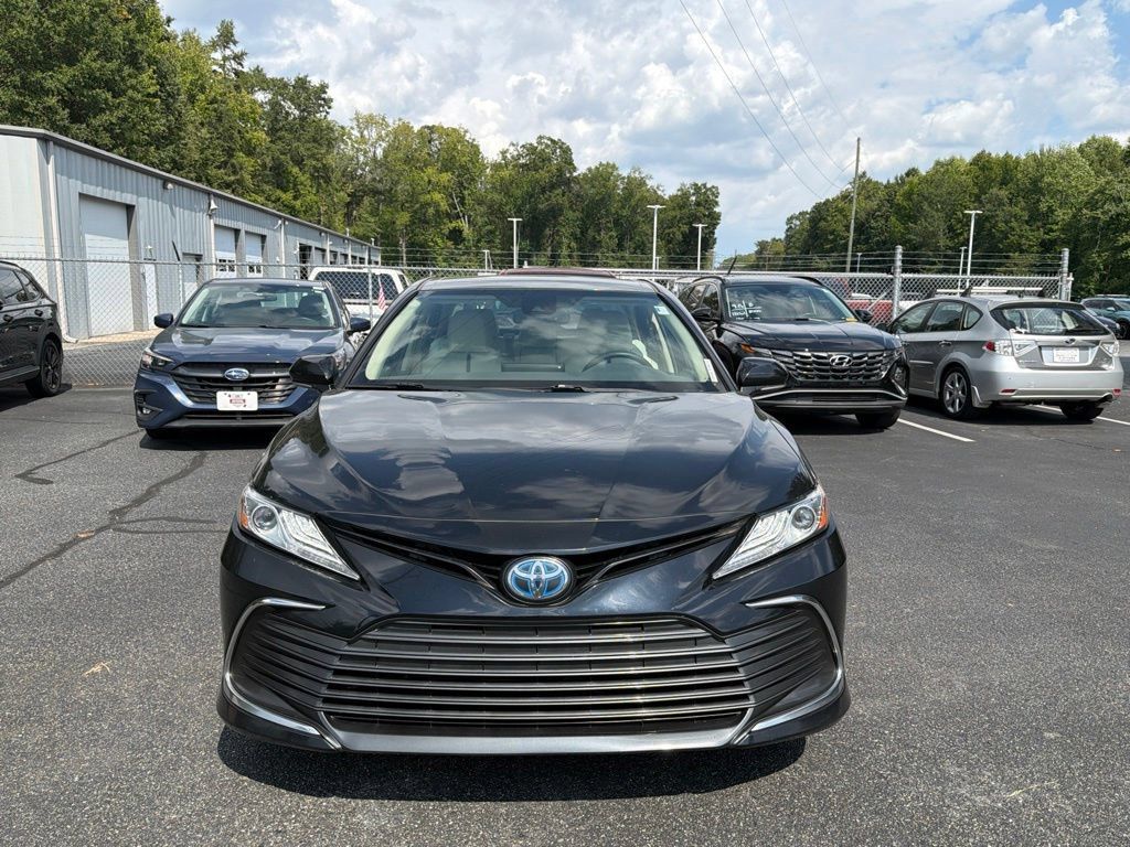 Used 2022 Toyota Camry XLE FWD image 3
