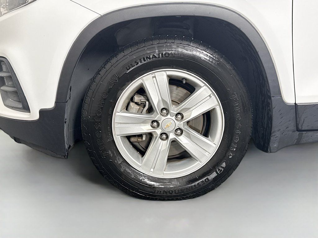Used 2022 Chevrolet Trax LS w/ Tint and Cruise Package FWD image 28