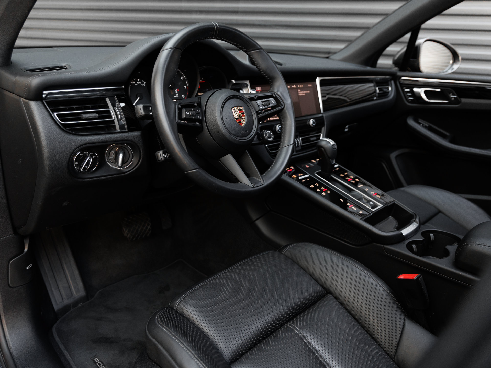 Certified 2026 Porsche Macan Turbo AWD/4WD image 4
