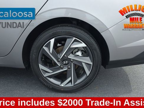 Used 2025 Hyundai Elantra Sport FWD image 11