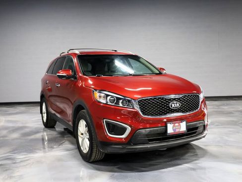 Used 2017 Kia Sorento LX w/ LX Convenience Package image 1