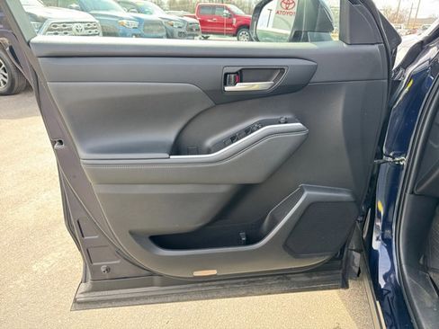 Used 2022 Toyota Highlander XLE image 23